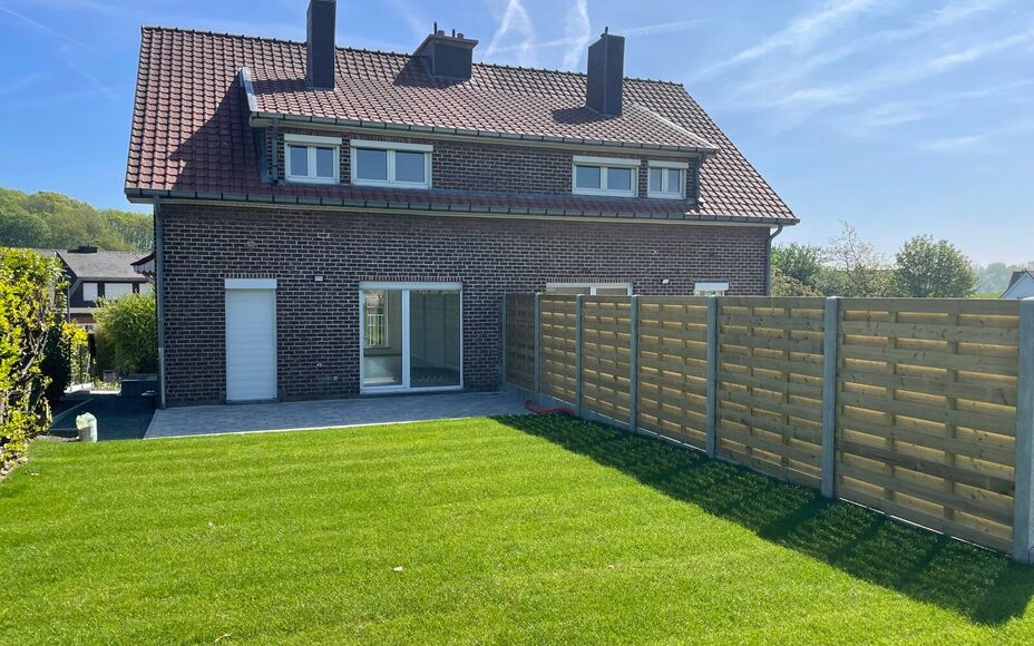 Leemans Immobiliën vous présente cette maison entièrement rénovée, idéalement située au cœur d'Asse.
Grâce à son emplacement privilégié, commerces, écoles, installations sportives, transports en commun et de nombreux itinéraires piétonniers