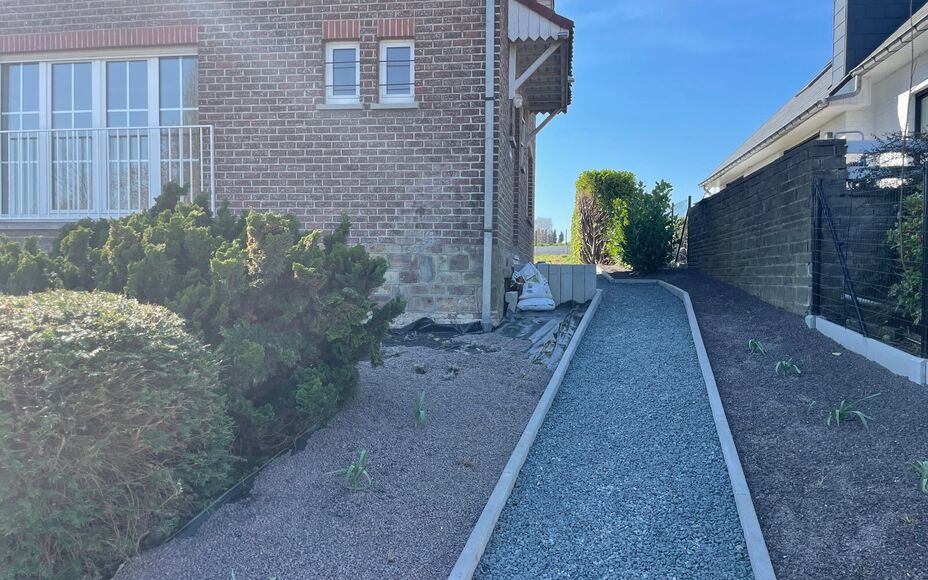 Leemans Immobiliën vous présente cette maison entièrement rénovée, idéalement située au cœur d'Asse.
Grâce à son emplacement privilégié, commerces, écoles, installations sportives, transports en commun et de nombreux itinéraires piétonniers