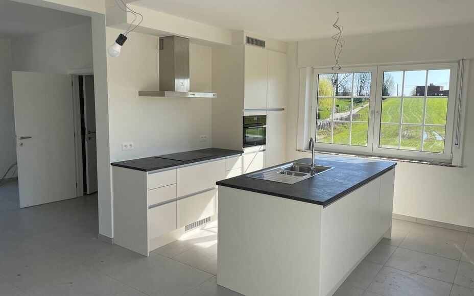 Leemans Immobiliën vous présente cette maison entièrement rénovée, idéalement située au cœur d'Asse.
Grâce à son emplacement privilégié, commerces, écoles, installations sportives, transports en commun et de nombreux itinéraires piétonniers