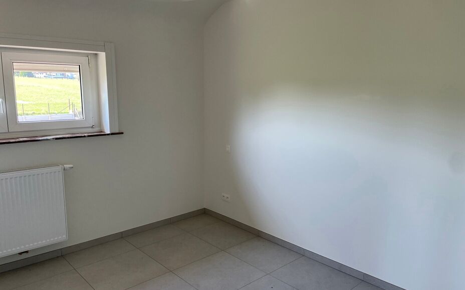 Leemans Immobiliën vous présente cette maison entièrement rénovée, idéalement située au cœur d'Asse.
Grâce à son emplacement privilégié, commerces, écoles, installations sportives, transports en commun et de nombreux itinéraires piétonniers