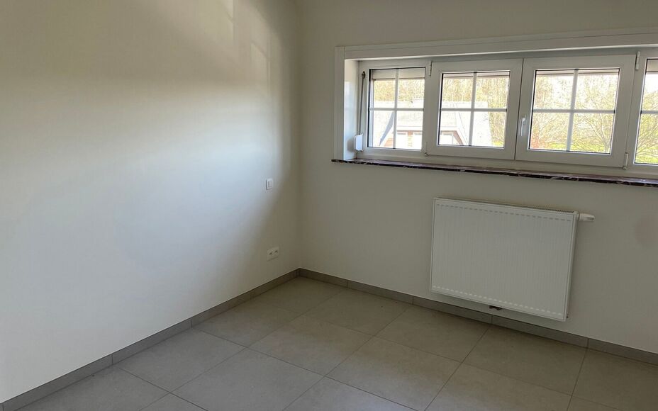 Leemans Immobiliën vous présente cette maison entièrement rénovée, idéalement située au cœur d'Asse.
Grâce à son emplacement privilégié, commerces, écoles, installations sportives, transports en commun et de nombreux itinéraires piétonniers