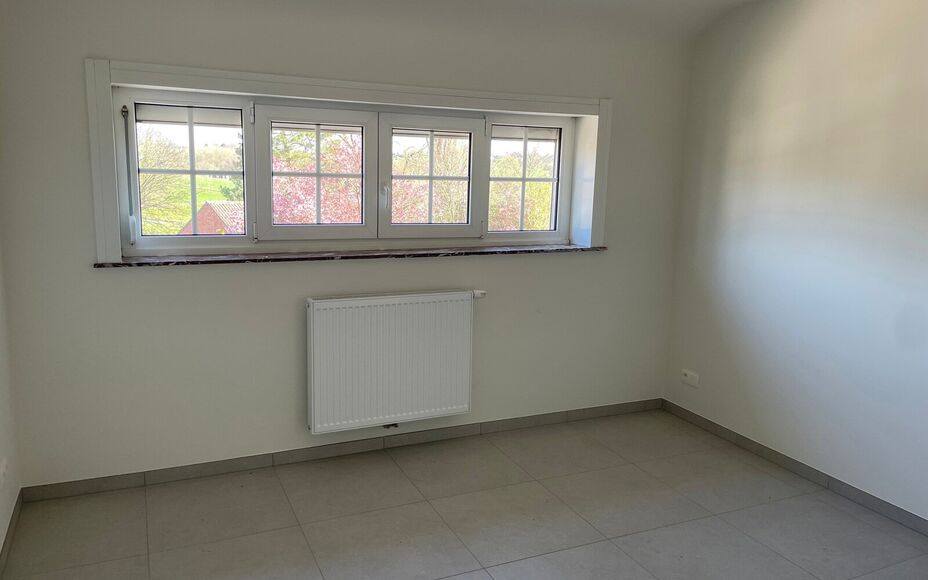 Leemans Immobiliën vous présente cette maison entièrement rénovée, idéalement située au cœur d'Asse.
Grâce à son emplacement privilégié, commerces, écoles, installations sportives, transports en commun et de nombreux itinéraires piétonniers