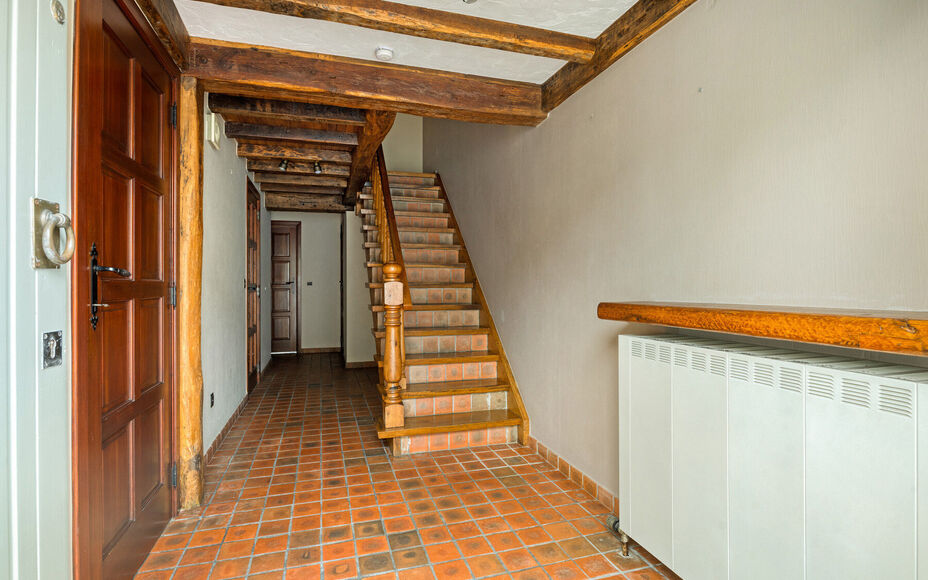 Leemans Immobiliën vous propose à la location cette spacieuse maison à niveaux décalés à Zellik. Prête à emménager, cette maison bénéficie d'une situation centrale idéale, à proximité des grands axes routiers, des commerces, des transports e