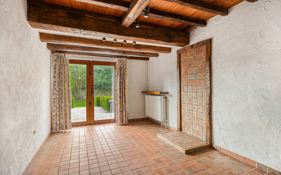Leemans Immobiliën vous propose à la location cette spacieuse maison à niveaux décalés à Zellik. Prête à emménager, cette maison bénéficie d'une situation centrale idéale, à proximité des grands axes routiers, des commerces, des transports e