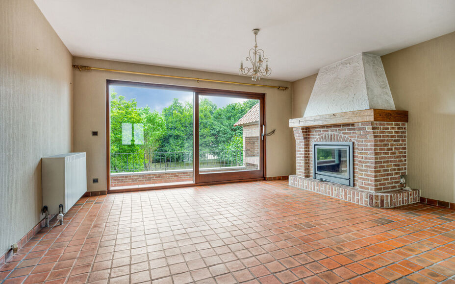 Leemans Immobiliën vous propose à la location cette spacieuse maison à niveaux décalés à Zellik. Prête à emménager, cette maison bénéficie d'une situation centrale idéale, à proximité des grands axes routiers, des commerces, des transports e