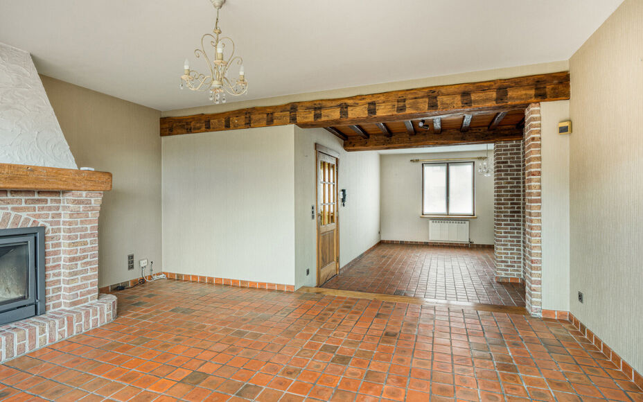 Leemans Immobiliën vous propose à la location cette spacieuse maison à niveaux décalés à Zellik. Prête à emménager, cette maison bénéficie d'une situation centrale idéale, à proximité des grands axes routiers, des commerces, des transports e