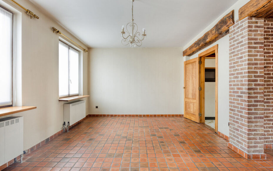 Leemans Immobiliën vous propose à la location cette spacieuse maison à niveaux décalés à Zellik. Prête à emménager, cette maison bénéficie d'une situation centrale idéale, à proximité des grands axes routiers, des commerces, des transports e
