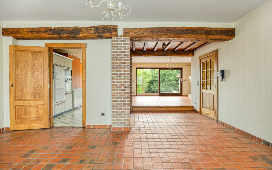Leemans Immobiliën vous propose à la location cette spacieuse maison à niveaux décalés à Zellik. Prête à emménager, cette maison bénéficie d'une situation centrale idéale, à proximité des grands axes routiers, des commerces, des transports e