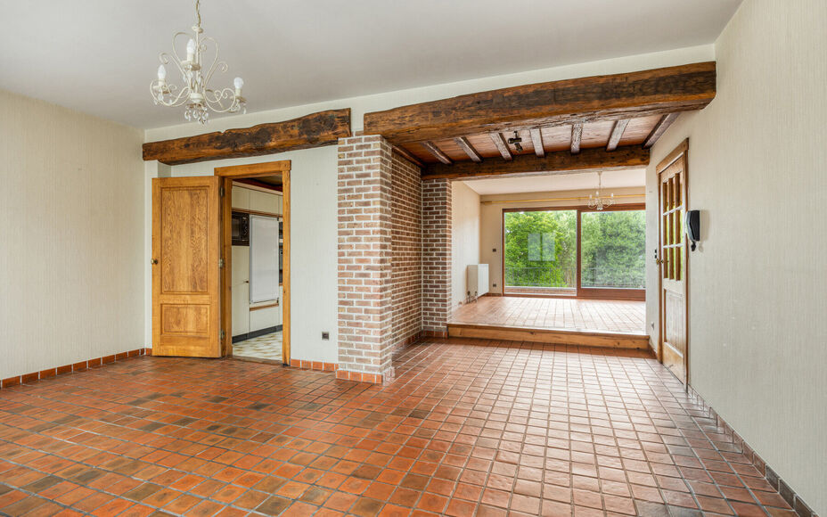 Leemans Immobiliën vous propose à la location cette spacieuse maison à niveaux décalés à Zellik. Prête à emménager, cette maison bénéficie d'une situation centrale idéale, à proximité des grands axes routiers, des commerces, des transports e