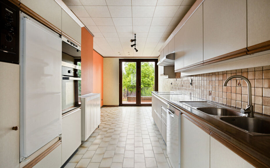 Leemans Immobiliën vous propose à la location cette spacieuse maison à niveaux décalés à Zellik. Prête à emménager, cette maison bénéficie d'une situation centrale idéale, à proximité des grands axes routiers, des commerces, des transports e