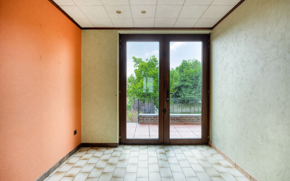 Leemans Immobiliën vous propose à la location cette spacieuse maison à niveaux décalés à Zellik. Prête à emménager, cette maison bénéficie d'une situation centrale idéale, à proximité des grands axes routiers, des commerces, des transports e