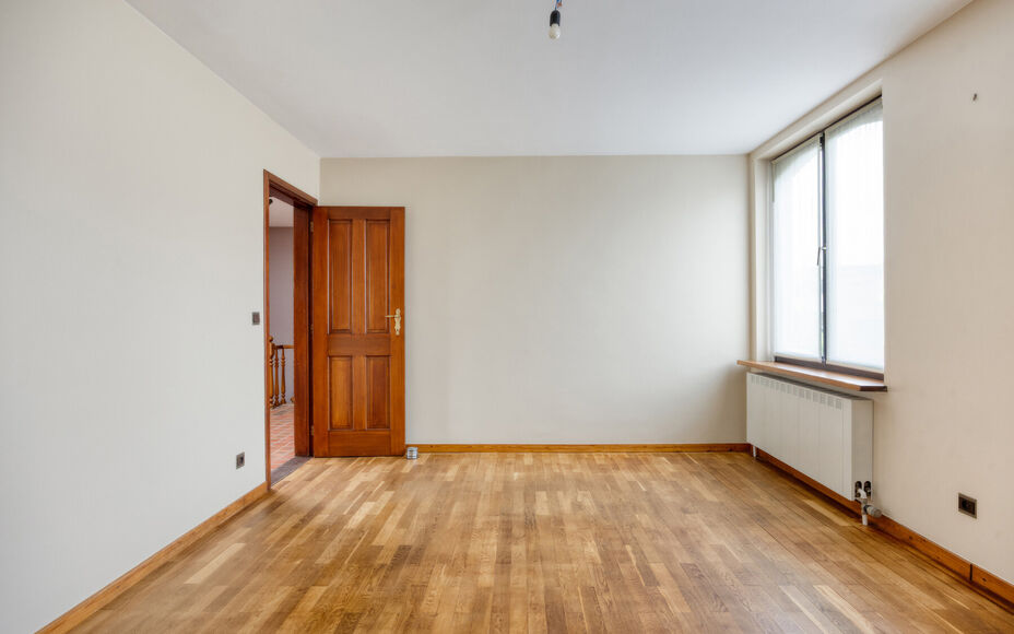 Leemans Immobiliën vous propose à la location cette spacieuse maison à niveaux décalés à Zellik. Prête à emménager, cette maison bénéficie d'une situation centrale idéale, à proximité des grands axes routiers, des commerces, des transports e