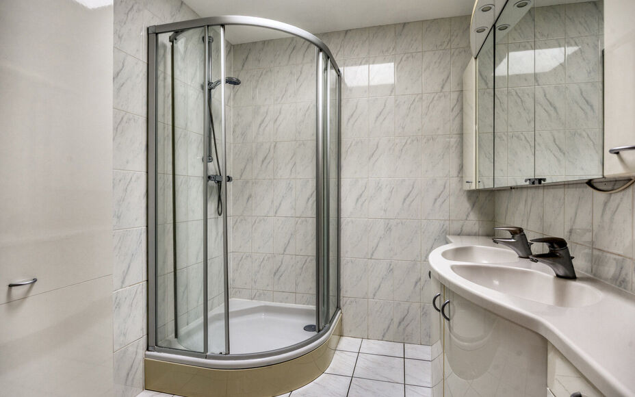 Leemans Immobiliën vous propose à la location cette spacieuse maison à niveaux décalés à Zellik. Prête à emménager, cette maison bénéficie d'une situation centrale idéale, à proximité des grands axes routiers, des commerces, des transports e