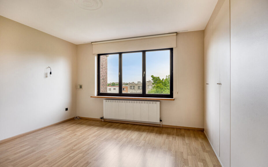 Leemans Immobiliën vous propose à la location cette spacieuse maison à niveaux décalés à Zellik. Prête à emménager, cette maison bénéficie d'une situation centrale idéale, à proximité des grands axes routiers, des commerces, des transports e