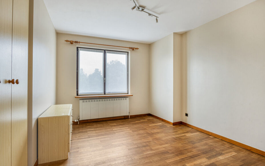 Leemans Immobiliën vous propose à la location cette spacieuse maison à niveaux décalés à Zellik. Prête à emménager, cette maison bénéficie d'une situation centrale idéale, à proximité des grands axes routiers, des commerces, des transports e