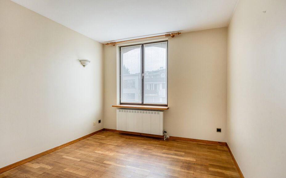Leemans Immobiliën vous propose à la location cette spacieuse maison à niveaux décalés à Zellik. Prête à emménager, cette maison bénéficie d'une situation centrale idéale, à proximité des grands axes routiers, des commerces, des transports e