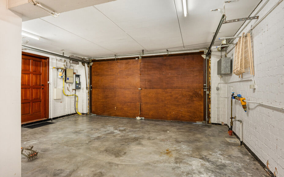 Leemans Immobiliën vous propose à la location cette spacieuse maison à niveaux décalés à Zellik. Prête à emménager, cette maison bénéficie d'une situation centrale idéale, à proximité des grands axes routiers, des commerces, des transports e
