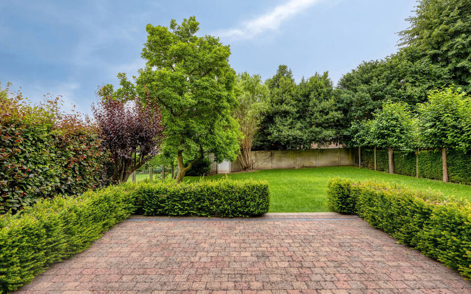 Leemans Immobiliën vous propose à la location cette spacieuse maison à niveaux décalés à Zellik. Prête à emménager, cette maison bénéficie d'une situation centrale idéale, à proximité des grands axes routiers, des commerces, des transports e