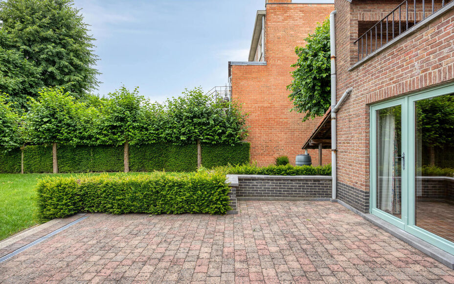 Leemans Immobiliën vous propose à la location cette spacieuse maison à niveaux décalés à Zellik. Prête à emménager, cette maison bénéficie d'une situation centrale idéale, à proximité des grands axes routiers, des commerces, des transports e