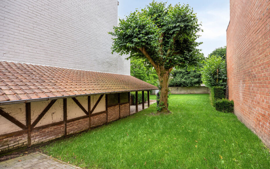 Leemans Immobiliën vous propose à la location cette spacieuse maison à niveaux décalés à Zellik. Prête à emménager, cette maison bénéficie d'une situation centrale idéale, à proximité des grands axes routiers, des commerces, des transports e