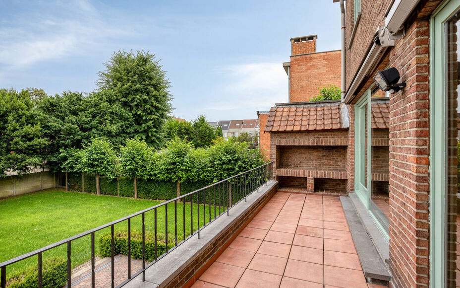 Leemans Immobiliën vous propose à la location cette spacieuse maison à niveaux décalés à Zellik. Prête à emménager, cette maison bénéficie d'une situation centrale idéale, à proximité des grands axes routiers, des commerces, des transports e