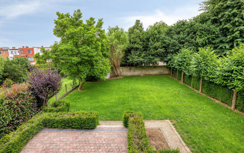 Leemans Immobiliën vous propose à la location cette spacieuse maison à niveaux décalés à Zellik. Prête à emménager, cette maison bénéficie d'une situation centrale idéale, à proximité des grands axes routiers, des commerces, des transports e