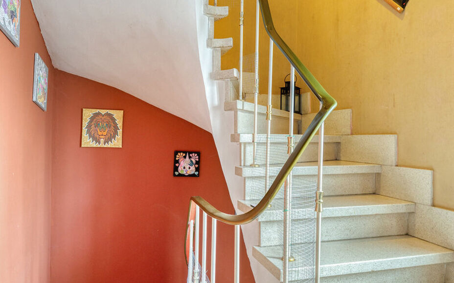 LEEMANS Real Estate vous présente cette agréable maison, idéalement située à proximité du centre de Schepdaal. Grâce à son emplacement central, commerces, transports en commun, écoles, installations sportives et grands axes routiers sont à deux 