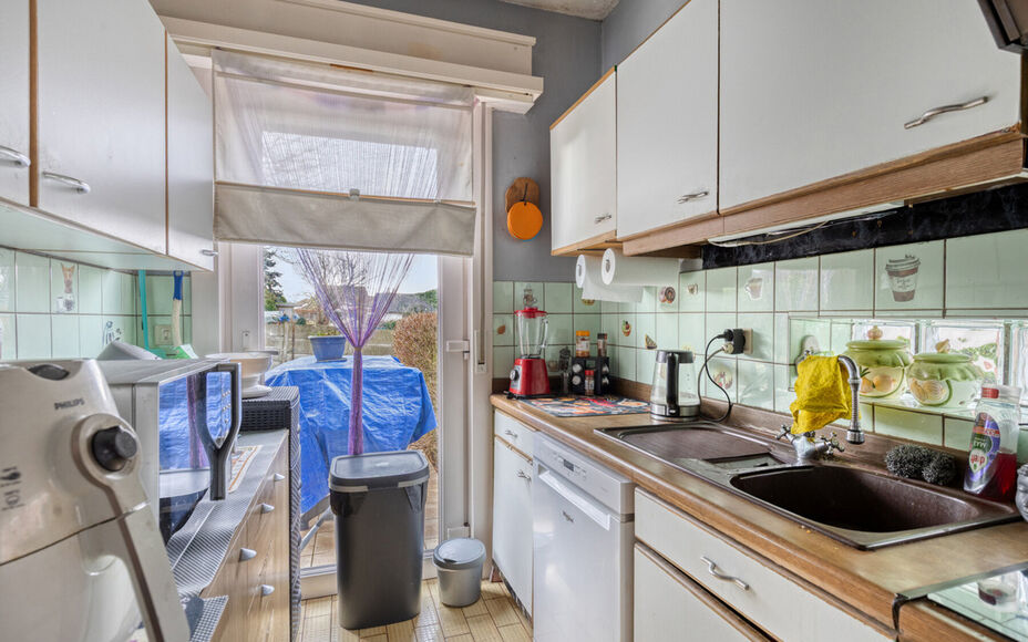 LEEMANS Real Estate vous présente cette agréable maison, idéalement située à proximité du centre de Schepdaal. Grâce à son emplacement central, commerces, transports en commun, écoles, installations sportives et grands axes routiers sont à deux 