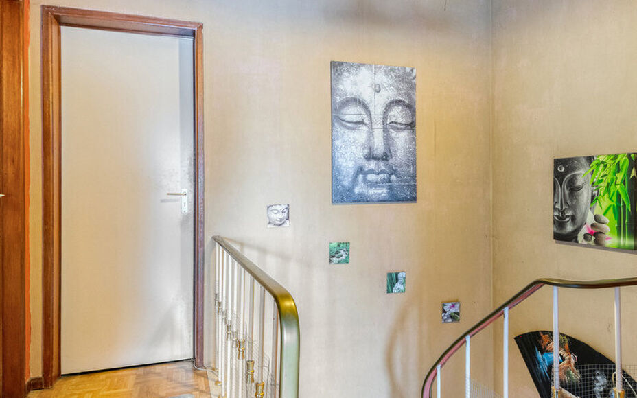 LEEMANS Real Estate vous présente cette agréable maison, idéalement située à proximité du centre de Schepdaal. Grâce à son emplacement central, commerces, transports en commun, écoles, installations sportives et grands axes routiers sont à deux 