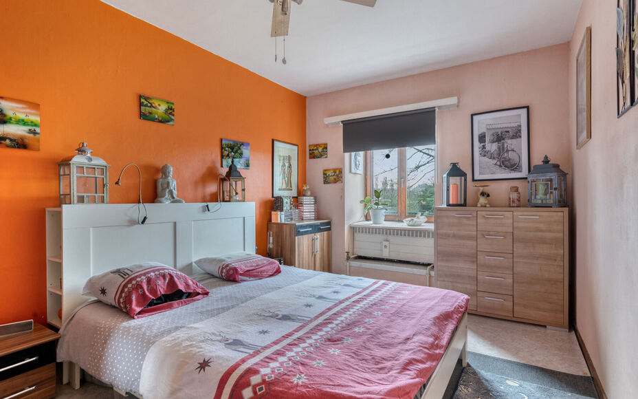 LEEMANS Real Estate vous présente cette agréable maison, idéalement située à proximité du centre de Schepdaal. Grâce à son emplacement central, commerces, transports en commun, écoles, installations sportives et grands axes routiers sont à deux 