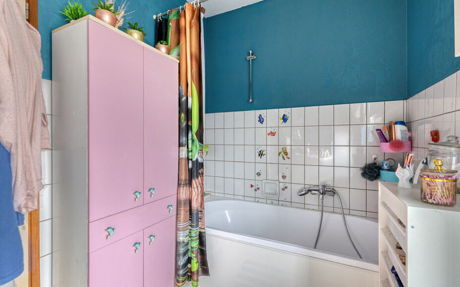 LEEMANS Real Estate vous présente cette agréable maison, idéalement située à proximité du centre de Schepdaal. Grâce à son emplacement central, commerces, transports en commun, écoles, installations sportives et grands axes routiers sont à deux 