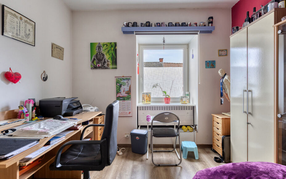 LEEMANS Real Estate vous présente cette agréable maison, idéalement située à proximité du centre de Schepdaal. Grâce à son emplacement central, commerces, transports en commun, écoles, installations sportives et grands axes routiers sont à deux 