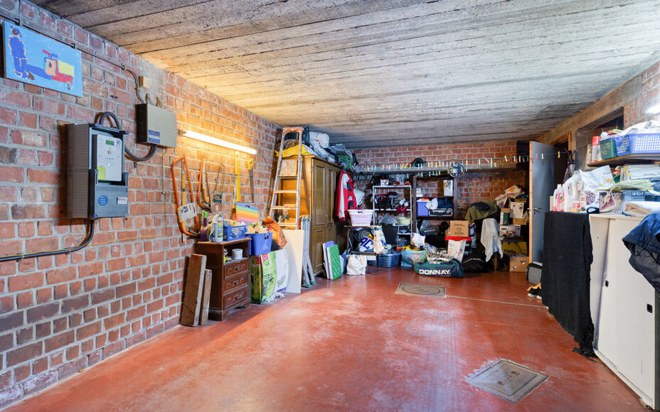 LEEMANS Real Estate vous présente cette agréable maison, idéalement située à proximité du centre de Schepdaal. Grâce à son emplacement central, commerces, transports en commun, écoles, installations sportives et grands axes routiers sont à deux 