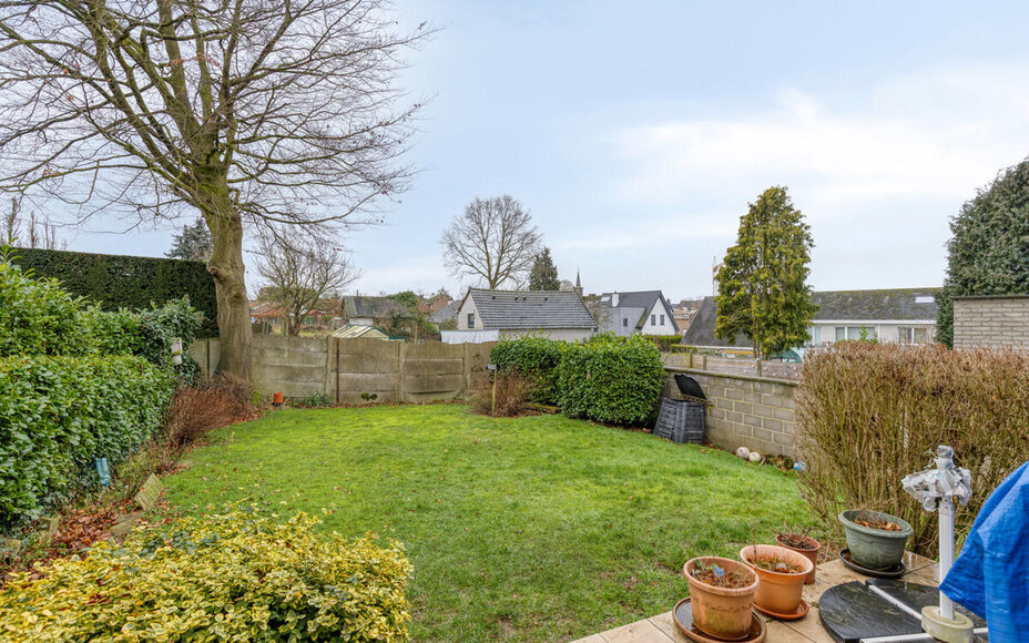LEEMANS Real Estate vous présente cette agréable maison, idéalement située à proximité du centre de Schepdaal. Grâce à son emplacement central, commerces, transports en commun, écoles, installations sportives et grands axes routiers sont à deux 