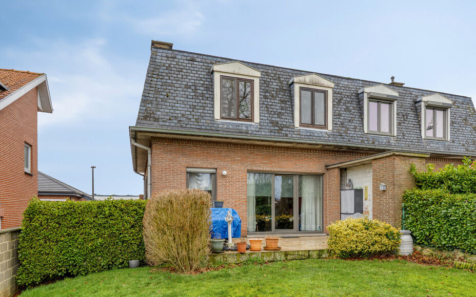 LEEMANS Real Estate vous présente cette agréable maison, idéalement située à proximité du centre de Schepdaal. Grâce à son emplacement central, commerces, transports en commun, écoles, installations sportives et grands axes routiers sont à deux 