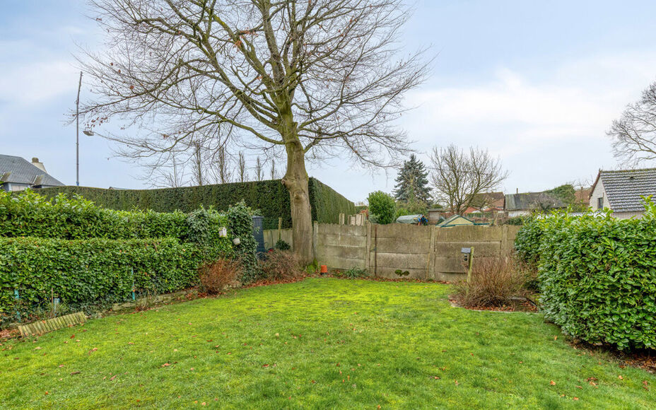 LEEMANS Real Estate vous présente cette agréable maison, idéalement située à proximité du centre de Schepdaal. Grâce à son emplacement central, commerces, transports en commun, écoles, installations sportives et grands axes routiers sont à deux 