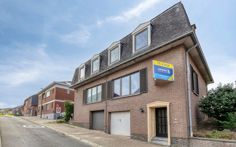 LEEMANS Real Estate vous présente cette agréable maison, idéalement située à proximité du centre de Schepdaal. Grâce à son emplacement central, commerces, transports en commun, écoles, installations sportives et grands axes routiers sont à deux 