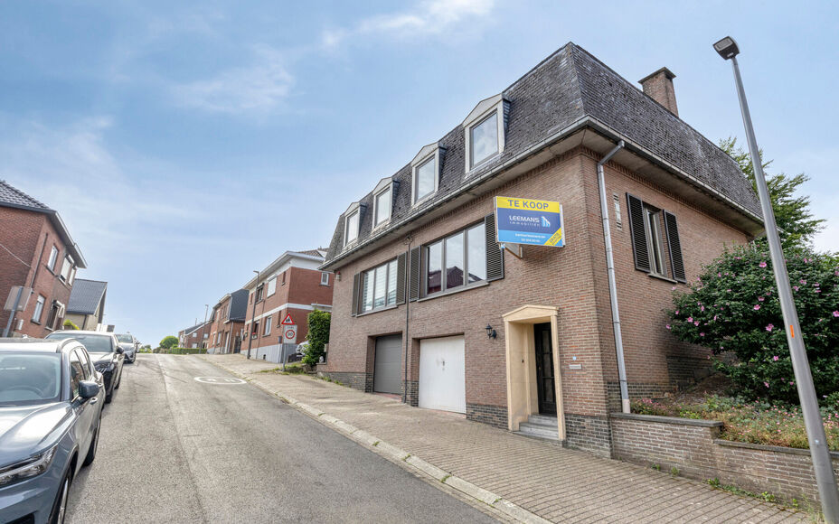 LEEMANS Real Estate vous présente cette agréable maison, idéalement située à proximité du centre de Schepdaal. Grâce à son emplacement central, commerces, transports en commun, écoles, installations sportives et grands axes routiers sont à deux 