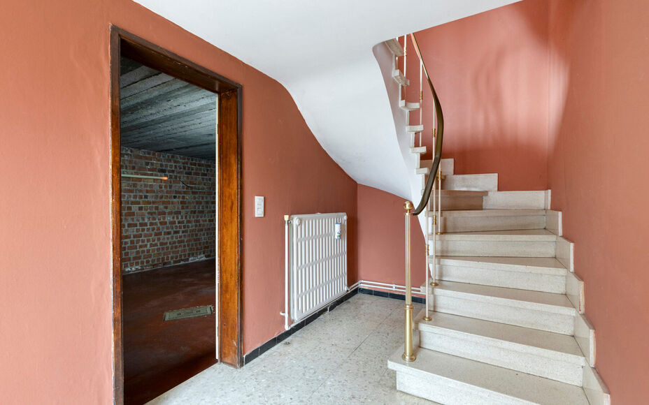 LEEMANS Real Estate vous présente cette agréable maison, idéalement située à proximité du centre de Schepdaal. Grâce à son emplacement central, commerces, transports en commun, écoles, installations sportives et grands axes routiers sont à deux 
