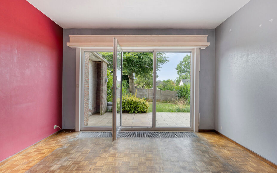 LEEMANS Real Estate vous présente cette agréable maison, idéalement située à proximité du centre de Schepdaal. Grâce à son emplacement central, commerces, transports en commun, écoles, installations sportives et grands axes routiers sont à deux 