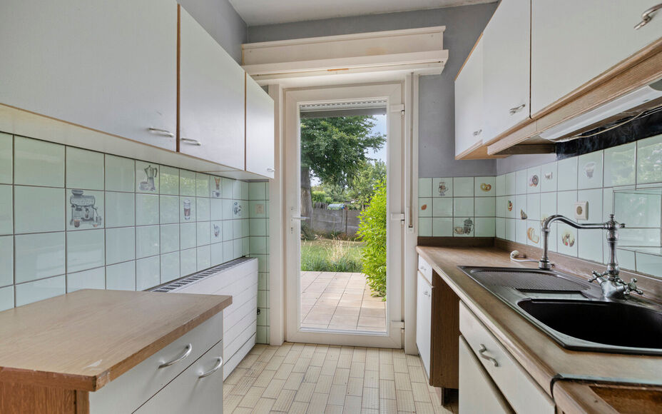 LEEMANS Real Estate vous présente cette agréable maison, idéalement située à proximité du centre de Schepdaal. Grâce à son emplacement central, commerces, transports en commun, écoles, installations sportives et grands axes routiers sont à deux 