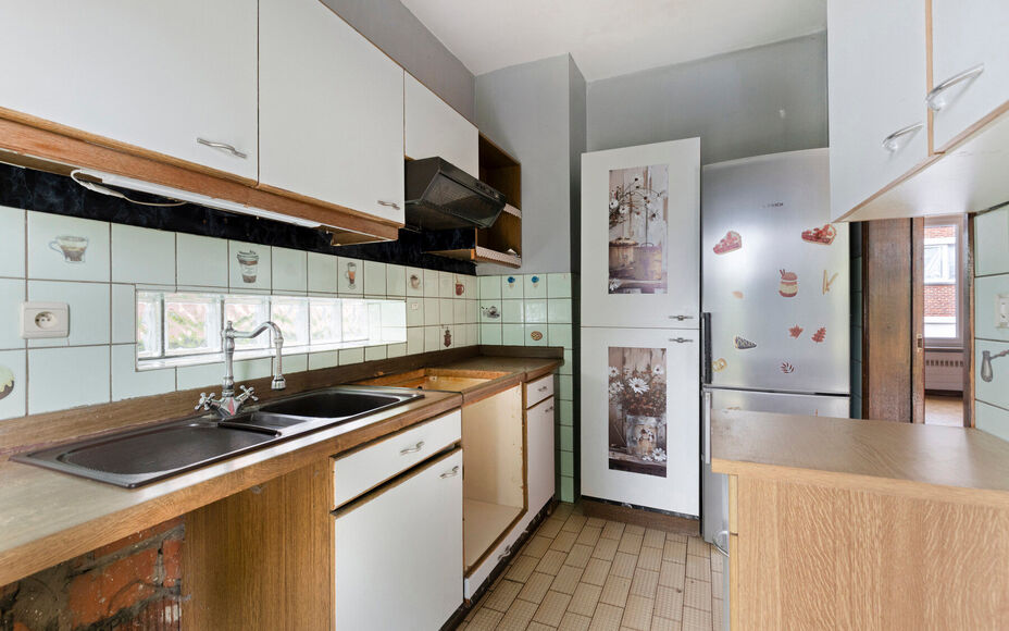 LEEMANS Real Estate vous présente cette agréable maison, idéalement située à proximité du centre de Schepdaal. Grâce à son emplacement central, commerces, transports en commun, écoles, installations sportives et grands axes routiers sont à deux 