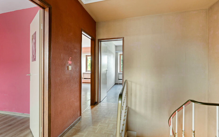 LEEMANS Real Estate vous présente cette agréable maison, idéalement située à proximité du centre de Schepdaal. Grâce à son emplacement central, commerces, transports en commun, écoles, installations sportives et grands axes routiers sont à deux 