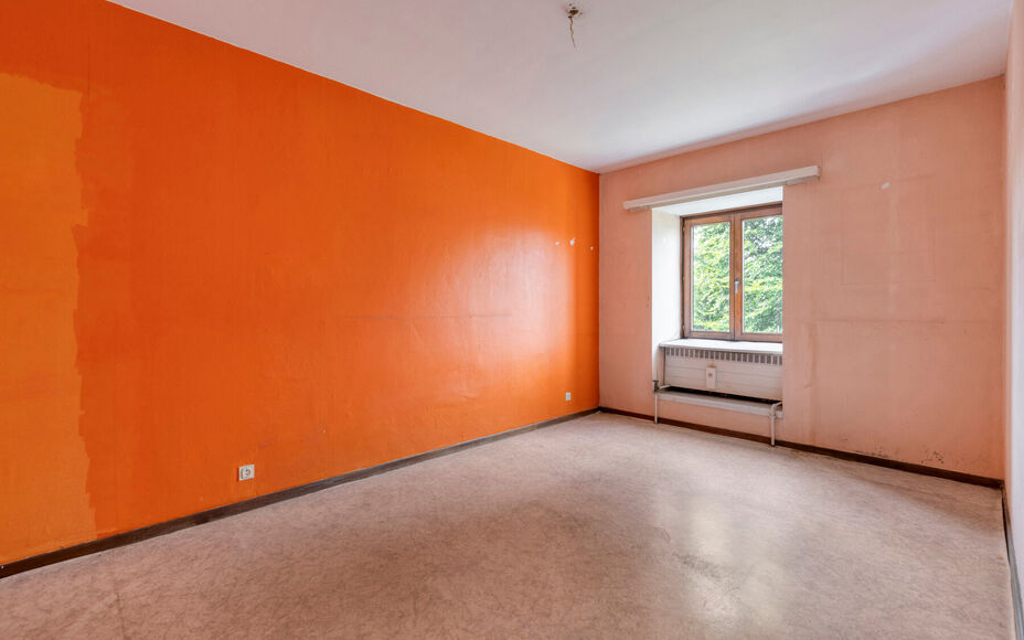 LEEMANS Real Estate vous présente cette agréable maison, idéalement située à proximité du centre de Schepdaal. Grâce à son emplacement central, commerces, transports en commun, écoles, installations sportives et grands axes routiers sont à deux 