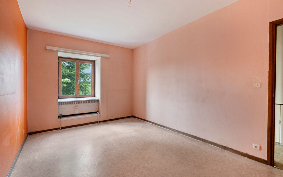 LEEMANS Real Estate vous présente cette agréable maison, idéalement située à proximité du centre de Schepdaal. Grâce à son emplacement central, commerces, transports en commun, écoles, installations sportives et grands axes routiers sont à deux 
