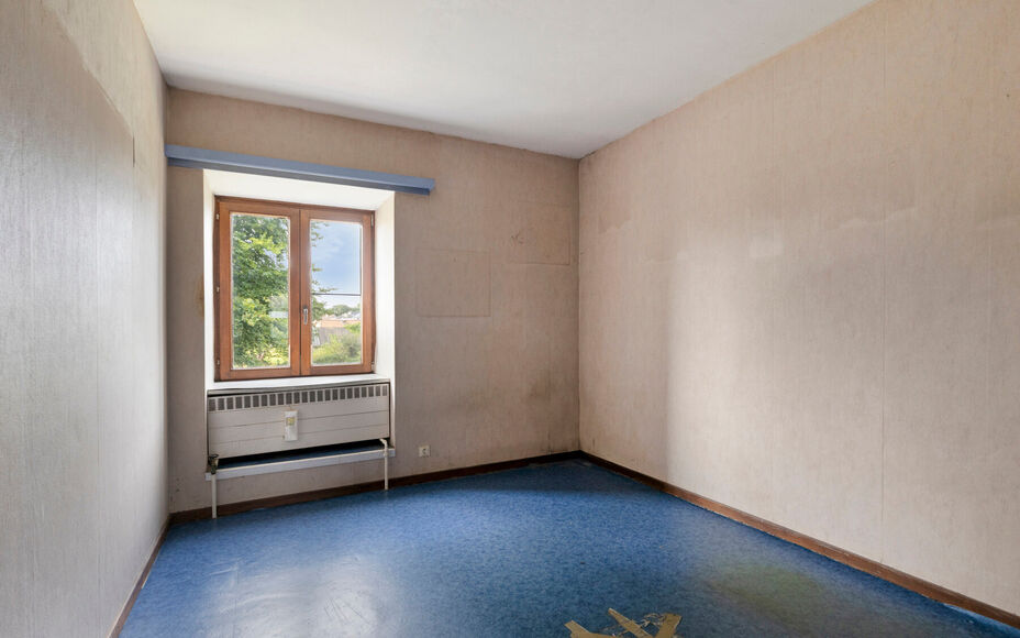LEEMANS Real Estate vous présente cette agréable maison, idéalement située à proximité du centre de Schepdaal. Grâce à son emplacement central, commerces, transports en commun, écoles, installations sportives et grands axes routiers sont à deux 
