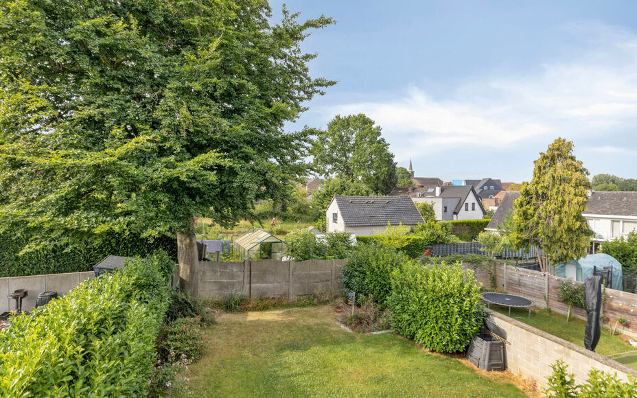 LEEMANS Real Estate vous présente cette agréable maison, idéalement située à proximité du centre de Schepdaal. Grâce à son emplacement central, commerces, transports en commun, écoles, installations sportives et grands axes routiers sont à deux 