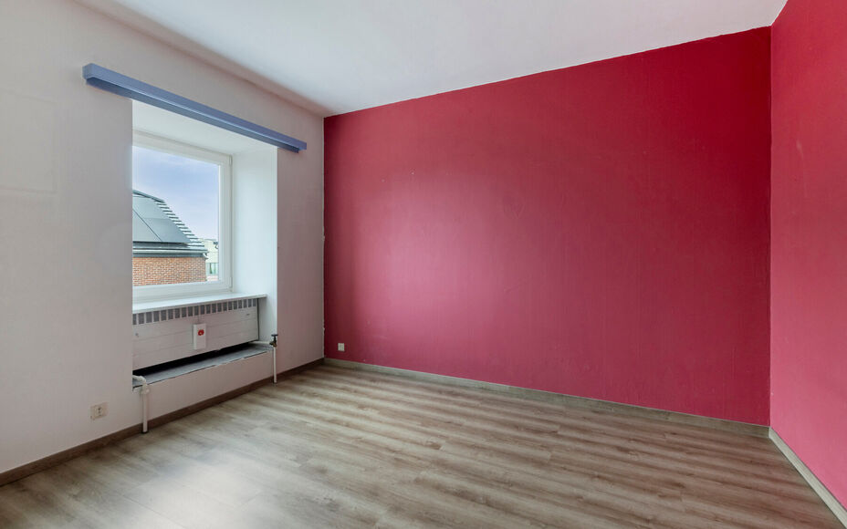 LEEMANS Real Estate vous présente cette agréable maison, idéalement située à proximité du centre de Schepdaal. Grâce à son emplacement central, commerces, transports en commun, écoles, installations sportives et grands axes routiers sont à deux 