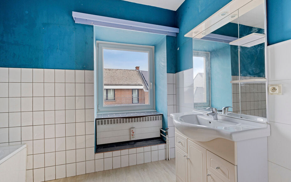 LEEMANS Real Estate vous présente cette agréable maison, idéalement située à proximité du centre de Schepdaal. Grâce à son emplacement central, commerces, transports en commun, écoles, installations sportives et grands axes routiers sont à deux 