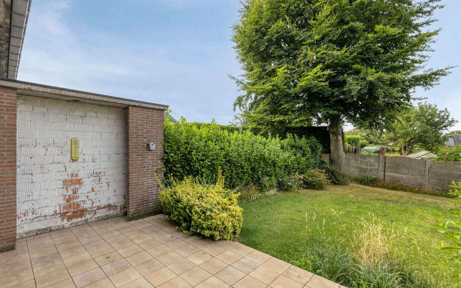 LEEMANS Real Estate vous présente cette agréable maison, idéalement située à proximité du centre de Schepdaal. Grâce à son emplacement central, commerces, transports en commun, écoles, installations sportives et grands axes routiers sont à deux 